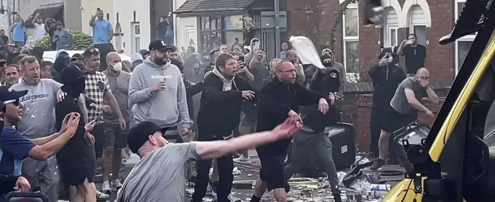 Gewalttaetige Proteste in Grossbritannien Ueber 90 Festnahmen als rechtsextreme Demonstrationen.cms