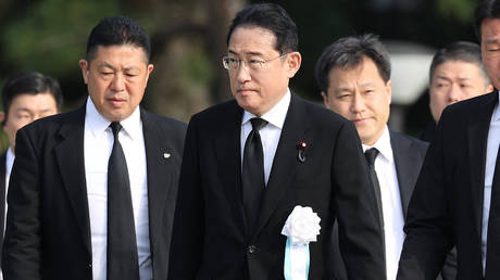 Japanischer Premierminister erwaehnt die USA am Jahrestag der Bombardierung von