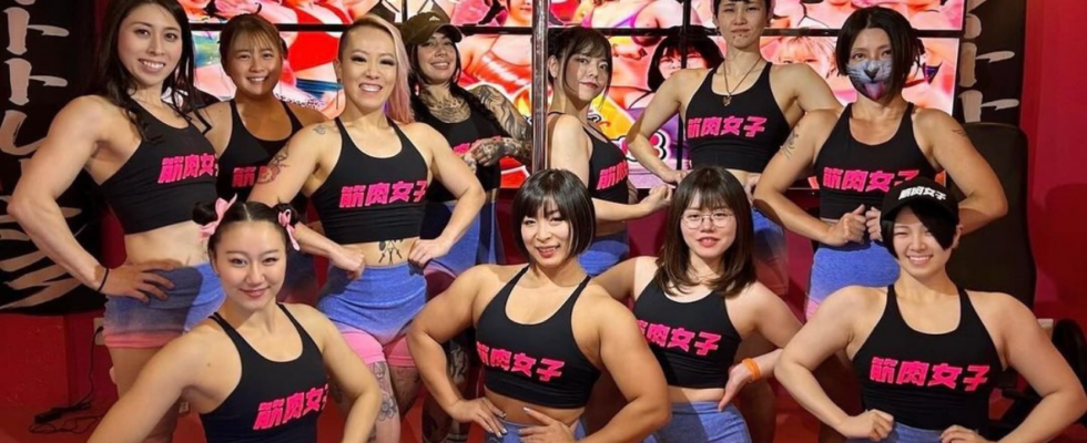 Lassen Sie sich ohrfeigen oder treten Diese „Muscle Girls Bar in