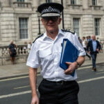 Londoner Polizeichef greift Ausruestung eines Journalisten an VIDEO — World