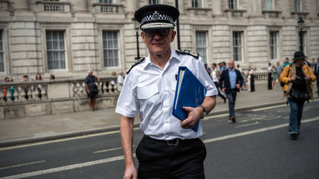 Londoner Polizeichef greift Ausruestung eines Journalisten an VIDEO — World