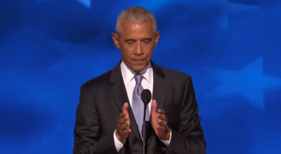 Obama macht sich beim DNC mit einer Handbewegung ueber Trumps