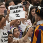 PETA Demonstranten unterbrechen Papst Franziskus‘ Audienz im Vatikan und fordern ihn