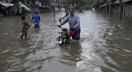 Pakistans Kulturhauptstadt erlebt Rekordniederschlagsmengen ueberflutete Strassen und beeintraechtigt das taegliche