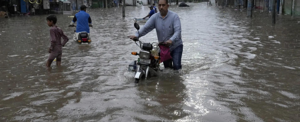 Pakistans Kulturhauptstadt erlebt Rekordniederschlagsmengen ueberflutete Strassen und beeintraechtigt das taegliche