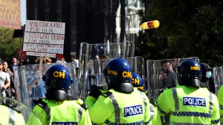 Rechtsextreme Unruhen brechen in ganz Grossbritannien aus VIDEOS — World