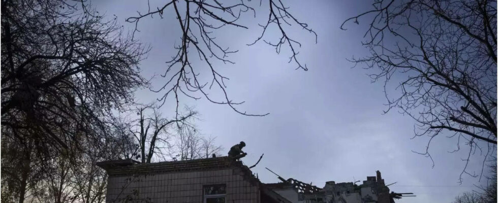 Russische Drohne rammt Bus in der Region Charkiw und verletzt