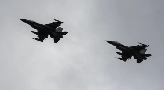 Selenskyj Ukraine erhaelt erste F 16 Kampfjets hofft auf weitere
