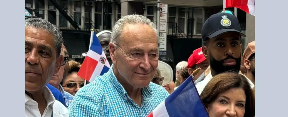 Senator Chuck Schumer bei der Parade zum Dominikanischen Tag in