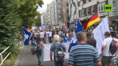 Tausende nehmen an „Friedenskundgebung in Berlin teil VIDEO — RT