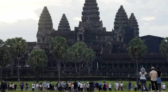 Touristen trampeln durch Angkor Wat und imitieren das Spiel „Temple