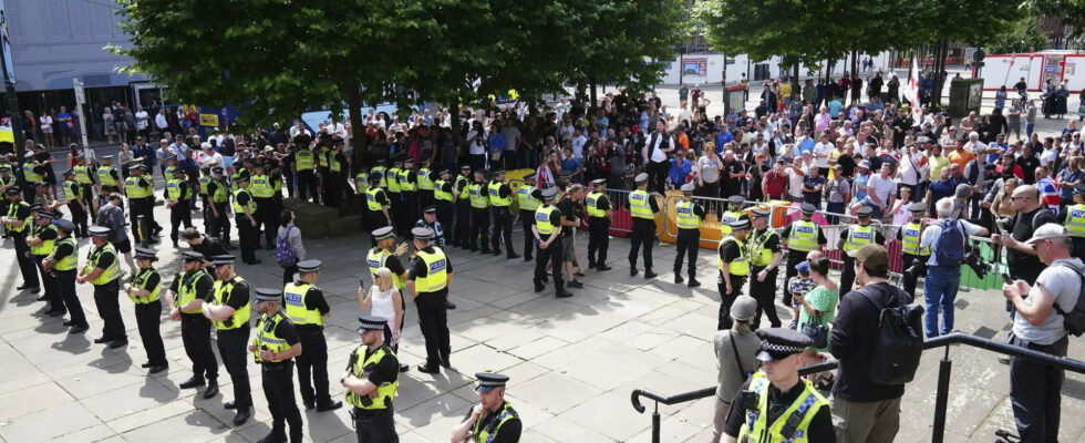 Welche rechtsextremen Gruppen stecken hinter den Unruhen in Grossbritannien