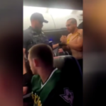 „Aufsaessiger Passagier wird angeklagt nachdem er waehrend des Fluges versucht