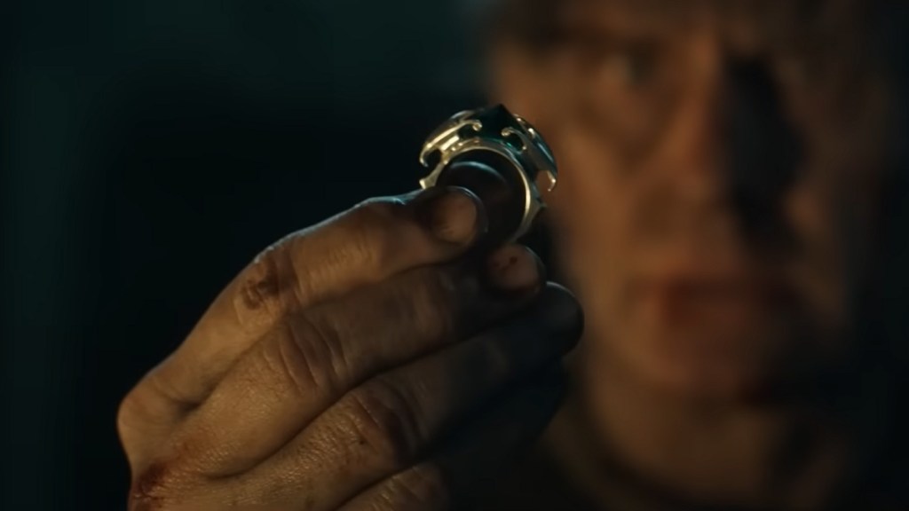 Celebrimbor hält einen der Neun Ringe in Der Herr der Ringe: Die Ringe der Macht, Staffel 2