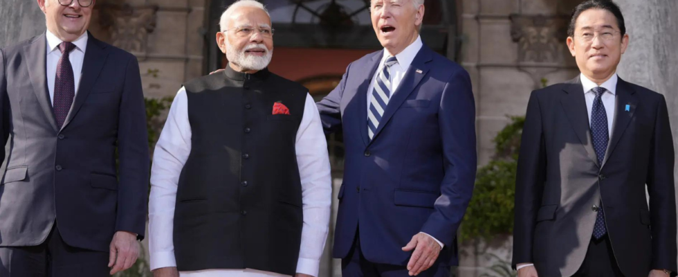 Ansehen Praesident Biden legt Premierminister Modi die Hand auf die