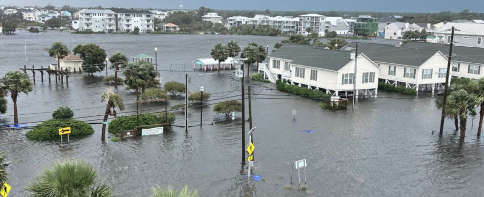 Historischer Niederschlag loest schwere Ueberschwemmungen in North Carolina aus