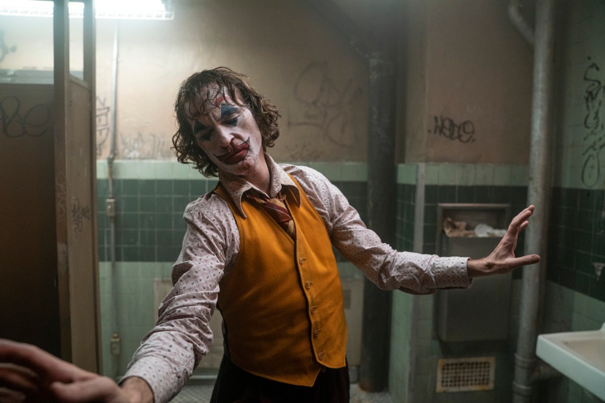 Joaquin Phoenix als der Joker, der in „Joker“ auf einer Männertoilette tanzt