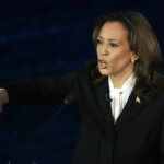 Kamala Harris gibt waehrend der Debatte mit Donald Trump zu