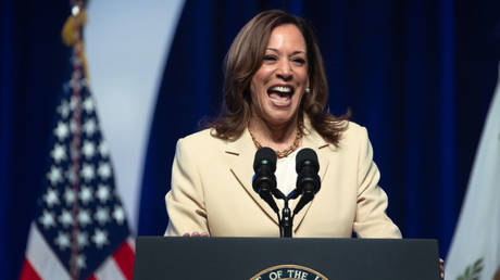 Kamala Harris lacht auf Kosten der Opfer des Schulmassakers VIDEO