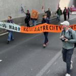 Klimademonstration sperrt Autobahn in Den Haag waehrend Polizeistreik