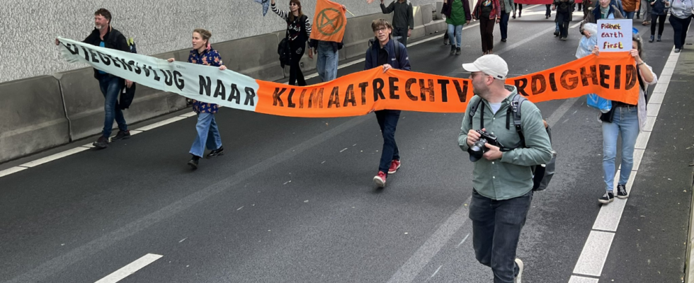 Klimademonstration sperrt Autobahn in Den Haag waehrend Polizeistreik