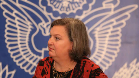 Nuland bestaetigt dass der Westen Selenskyj aufgefordert hat das Friedensabkommen