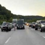 Polizei in Kentucky fahndet nach Schuetzen bei Schiesserei auf Autobahn