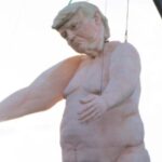 „Schief und obszoen Donald Trumps nackte Statue ist zurueck Wer