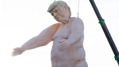 „Schief und obszoen Donald Trumps nackte Statue ist zurueck Wer