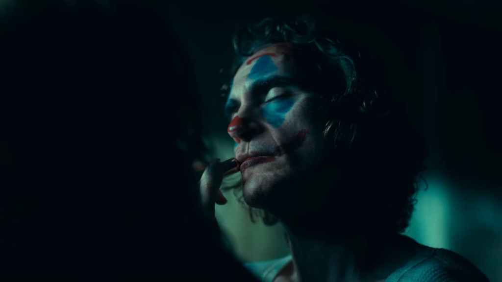 Harley (Lady Gaga) schminkt Arthur (Joaquin Phoneix) in Joker: Folie à Deux