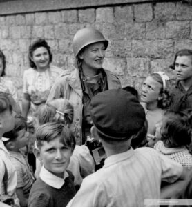 Die echte Lee Miller im August 1944 in Saint-Malo, wo sie während der Kämpfe um die Befreiung der bretonischen Stadt 300 Fotos machte (Copyright Lee Miller Archives).