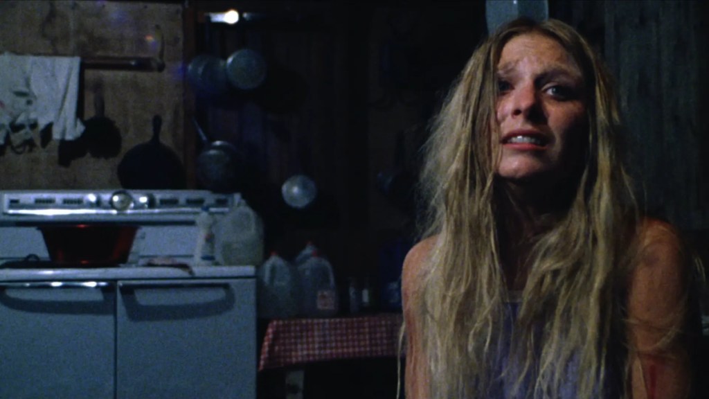 „Texas Chainsaw Massacre“-Screenshot von Tubi als Teil eines Artikels über die 10 besten Horrorfilme.