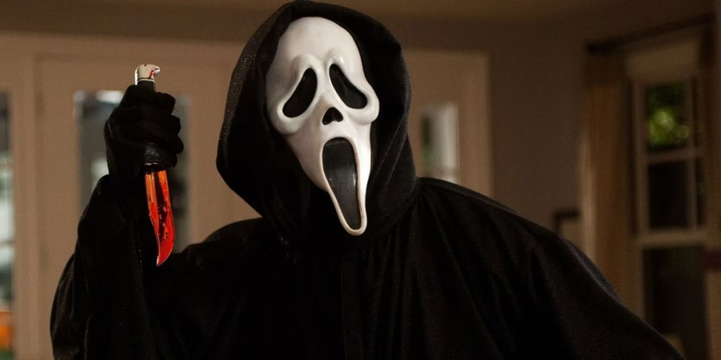 Ghostface hält im Rahmen eines Artikels über die besten Horrorfilme im Streaming ein blutiges Messer hoch.