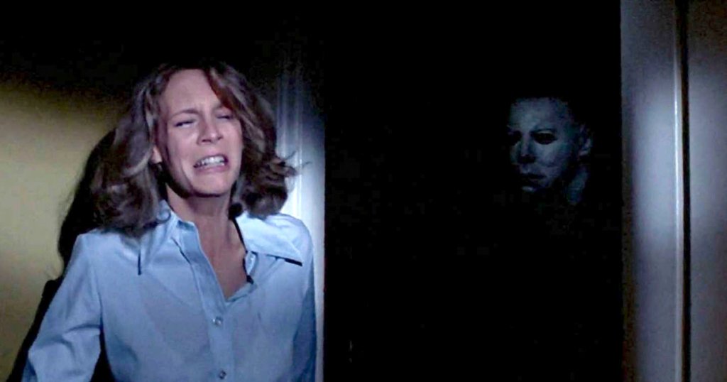 Laurie Strode weint, als Michael Myers im Rahmen eines Artikels über die besten Horrorfilme im Streaming in der Dunkelheit auftaucht.