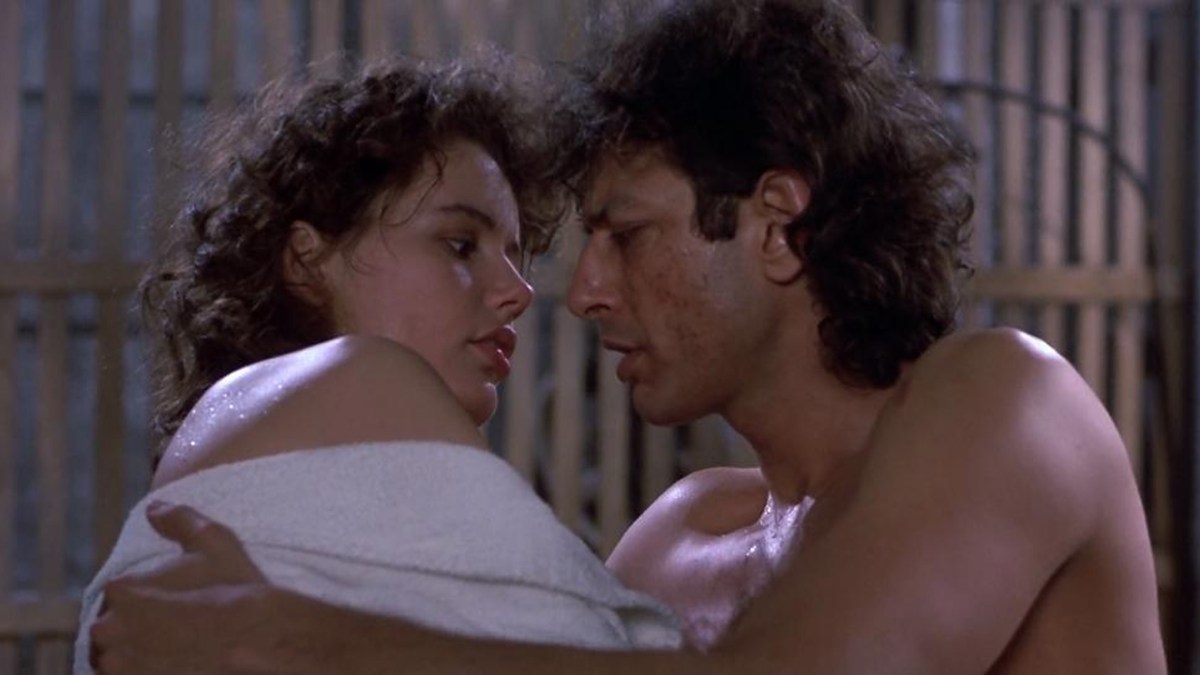 Geena Davis und Jeff Goldblum in The Fly stehen kurz vor dem Kuss. 