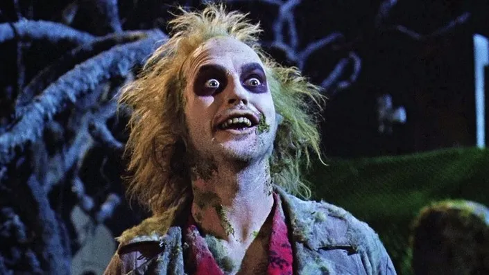 Michael Keaton in Beetlejuice als Teil eines Artikels über die besten Filme von TIm Burton.