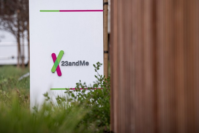 ein Schild vor dem Büro von 23andMe in Kalifornien, im Hintergrund das Büro des Unternehmens