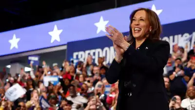 Anschauen Kamala Harris wiederholt immer wieder „32 Tage nach „Teleprompter Fehlfunktionen