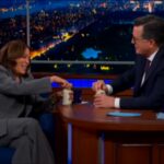 Anschauen Vizepraesidentin Kamala Harris oeffnet waehrend der „Late Show im