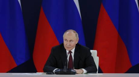 Assanges Vater sagt er sei Putin dankbar – World