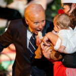 Biden beisst an Halloween Babys ANSCHAUEN – World