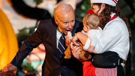 Biden beisst an Halloween Babys ANSCHAUEN – World