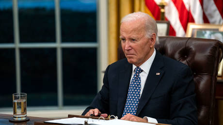 Biden koennte den NATO Beitritt der Ukraine beschleunigen – FT –