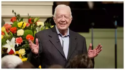 Der 100 jaehrige Jimmy Carter gibt seine Stimme per Briefwahl ab