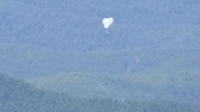 Ein mit Muell gefuellter nordkoreanischer Ballon faellt auf das Gelaende