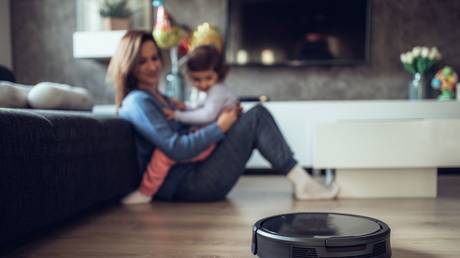 Gehackte Roombas bruellen Besitzern rassistische Obszoenitaeten zu – ABC –