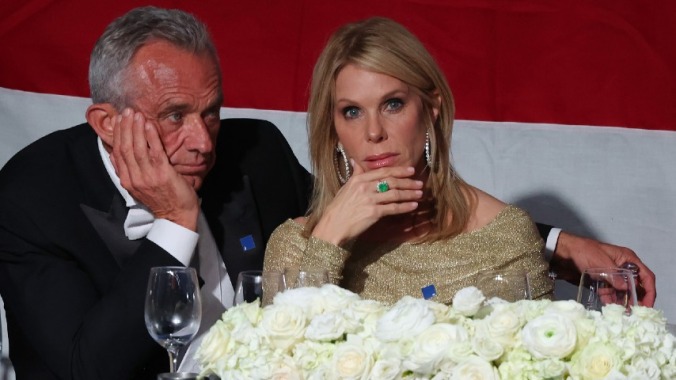 Hat Cheryl Hines den Gehirnwurm von RFK Jr gefangen