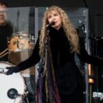 Holen Sie sich Stevie Nicks in „Daisy Jones amp Der