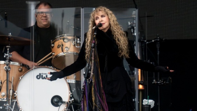 Holen Sie sich Stevie Nicks in „Daisy Jones amp Der