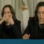 Kamala Harris „Es ist eine Live Uebertragung Harris stolpert waehrend eines